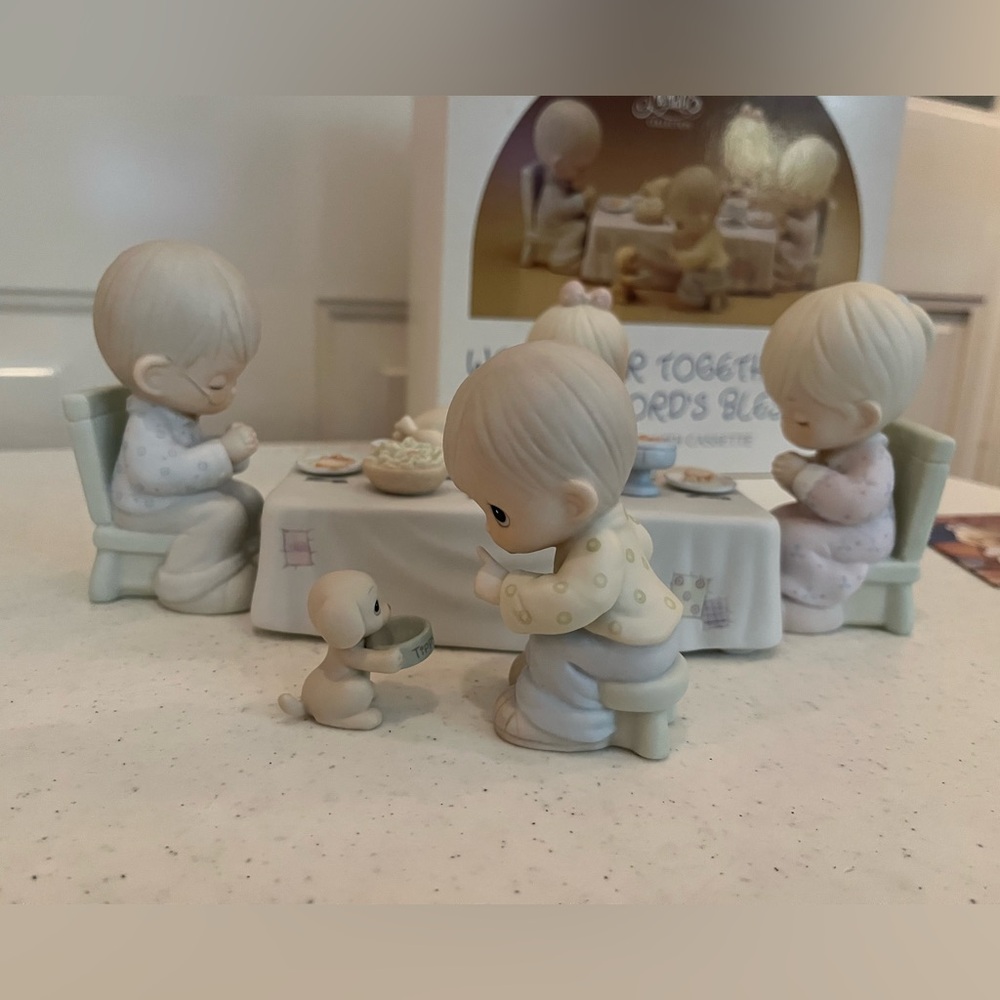 Precious Moments We Gather Together Figurine Set - Picture 4 of 10
